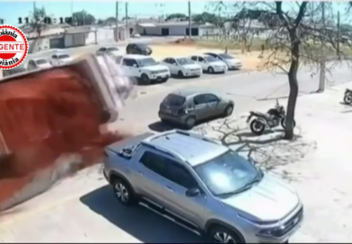 Caminhão carregado com terra tomba e atinge carro estacionado, em Aparecida de Goiânia