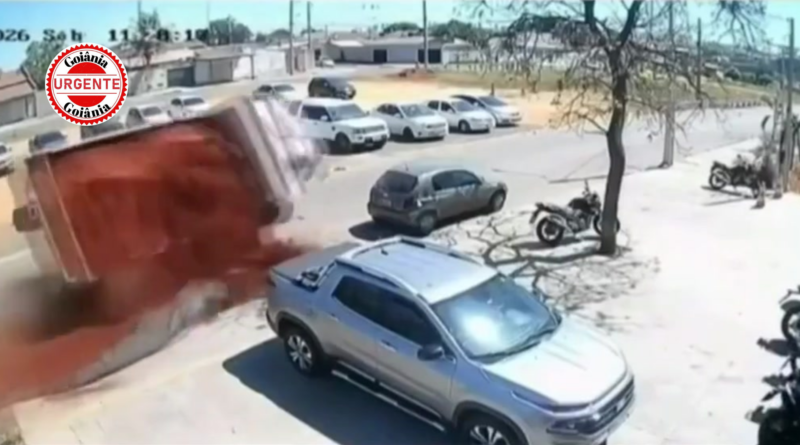Caminhão carregado com terra tomba e atinge carro estacionado, em Aparecida de Goiânia