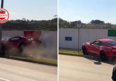 Mustang bate contra poste e estrutura após sair da pista, em avenida de Goiânia
