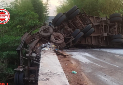 GO-184 é interditada após carreta bater em ponte na zona rural de Jataí