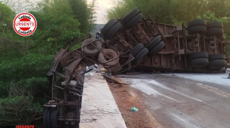 GO-184 é interditada após carreta bater em ponte na zona rural de Jataí