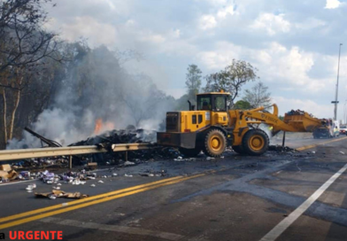 Motorista morre após carreta tombar e pegar fogo na BR-153, em Hidrolina