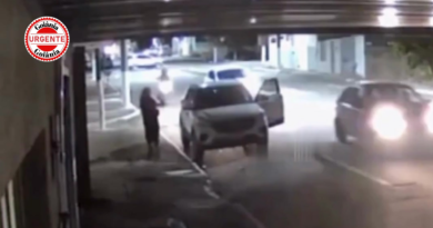 Câmera registra motociclista batendo em carro estacionado, em Catalão