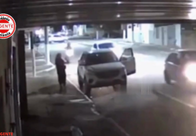 Câmera registra motociclista batendo em carro estacionado, em Catalão