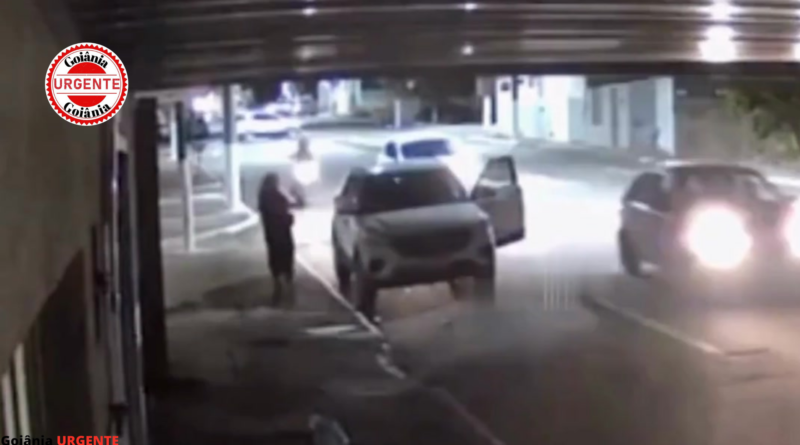 Câmera registra motociclista batendo em carro estacionado, em Catalão
