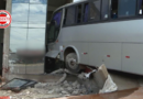 Ônibus com 42 passageiros bate contra galpão após motorista relatar falha nos freios, em Goiânia