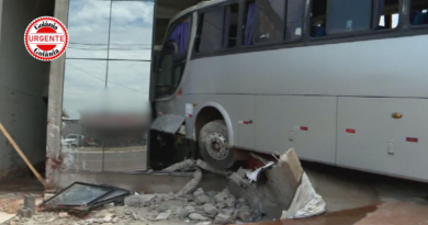 Ônibus com 42 passageiros bate contra galpão após motorista relatar falha nos freios, em Goiânia